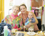 32. Bijzonder blij was ze met het bezoek van haar buurvrouw met pasgeboren baby.